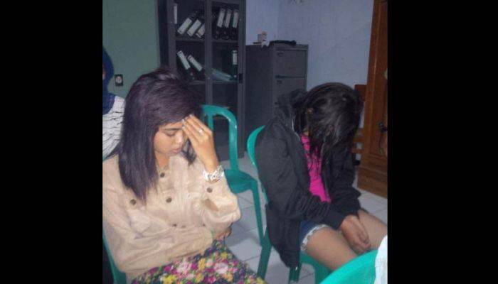 Razia Gabungan Satpol PP Kota Kediri, 2 Cewek ABG Kepergok sedang Mabuk Razia Gabungan Satpol PP Kota Kediri, 2 Cewek ABG Kepergok sedang Mabuk