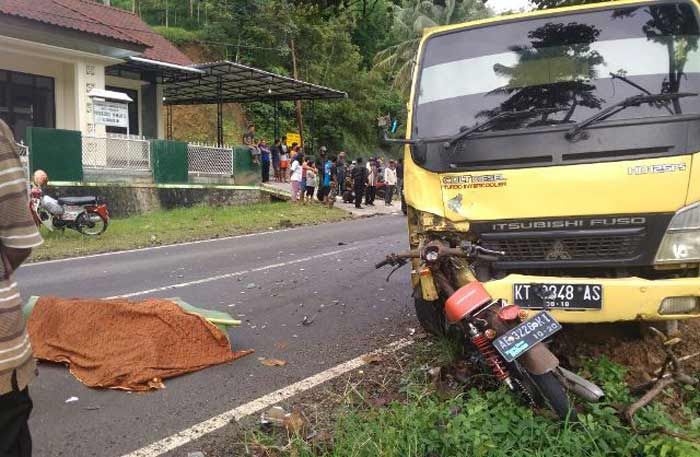 Motor Vs Truk di Dusun Krajan Pacitan, 1 Orang Tewas di TKP Motor Vs Truk di Dusun Krajan Pacitan, 1 Orang Tewas di TKP