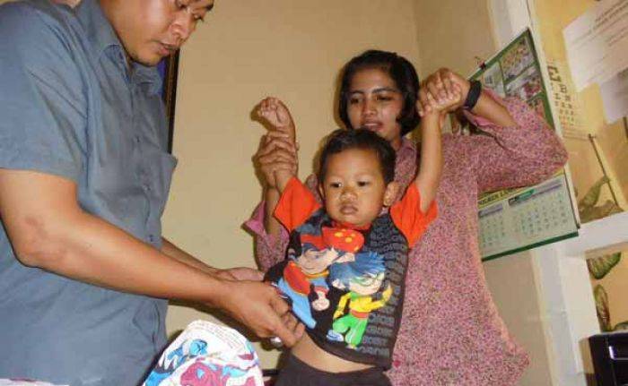 Balita 3 Tahun Dibuang Orang Tuanya di Sugio Lamongan, Polisi Cari Keberadaan Orang Tuanya Balita 3 Tahun Dibuang Orang Tuanya di Sugio Lamongan, Polisi Cari Keberadaan Orang Tuanya