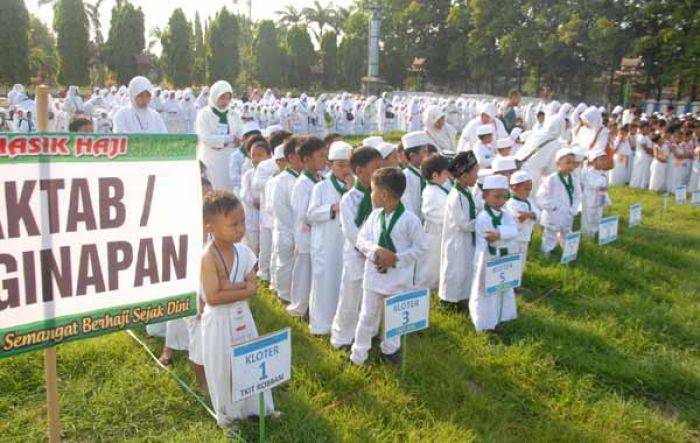 Ratusan Siswa SD di Jombang Gelar Salat Ghoib Tragedi Mina