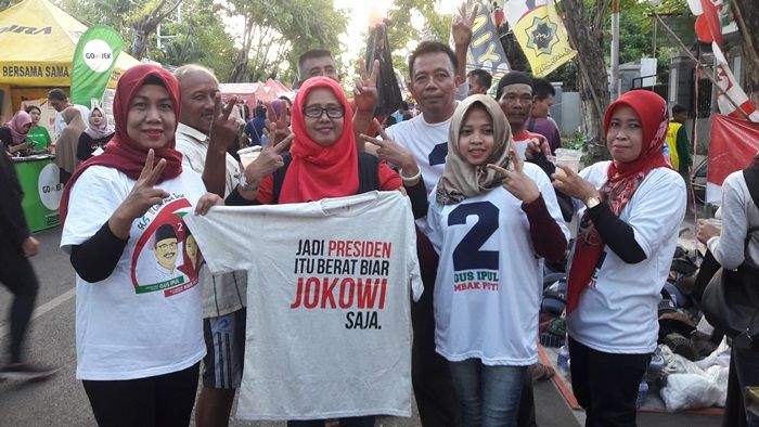 Galang Massa untuk Gus Ipul-Puti, PDIP Gresik Bagikan 18 Ribu Takjil Galang Massa untuk Gus Ipul-Puti, PDIP Gresik Bagikan 18 Ribu Takjil
