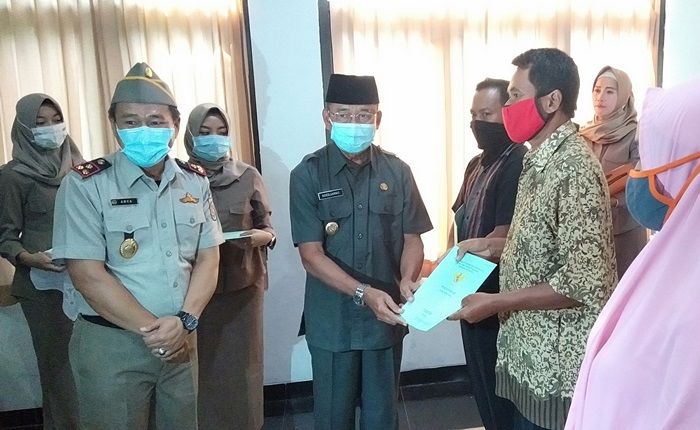 ATR/BPN Ponorogo Serahkan 7.984 Sertifikat PTSL Hingga November 2020 ATR/BPN Ponorogo Serahkan 7.984 Sertifikat PTSL Hingga November 2020
