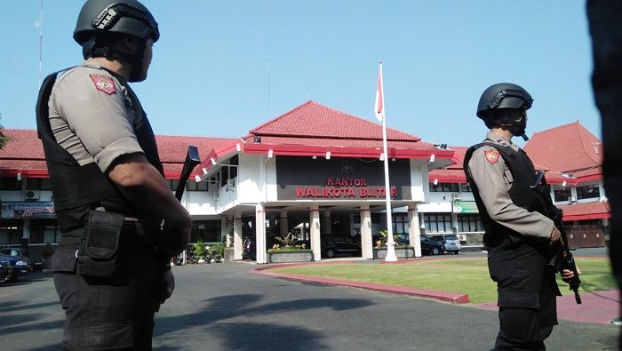 Kumpulkan Barang Bukti, KPK Geledah Sejumlah Tempat di Kota Blitar Kumpulkan Barang Bukti, KPK Geledah Sejumlah Tempat di Kota Blitar