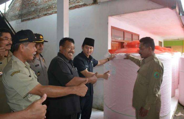 Wabup Trenggalek Serahkan Bantuan Tangki Air kepada Warga Kampak Wabup Trenggalek Serahkan Bantuan Tangki Air kepada Warga Kampak