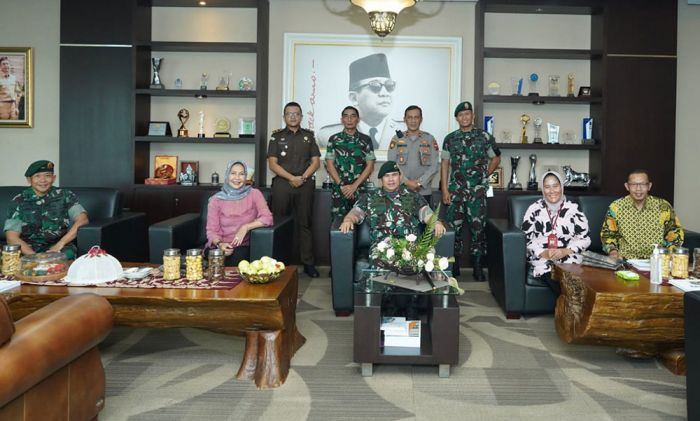 Perkuat Sinergitas, Pangdivif 2 Kostrad Audiensi ke Tiga Forkopimda se-Malang Raya Perkuat Sinergitas, Pangdivif 2 Kostrad Audiensi ke Tiga Forkopimda se-Malang Raya