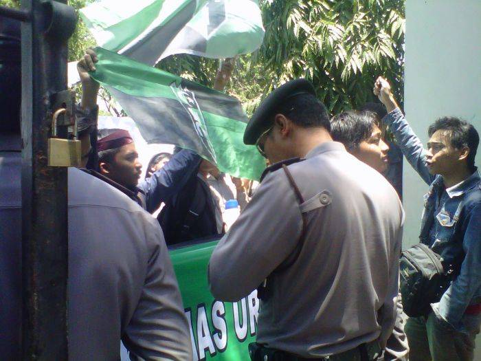 Tolak Dikaitkan Kasus Anas, HMI Surabaya Demo Kejati Tolak Dikaitkan Kasus Anas, HMI Surabaya Demo Kejati