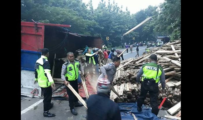 Truk Muat Kayu Sengon Terguling di Kedunggalar, Jalur Ngawi-Solo 7 Jam Macet Total