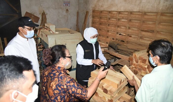 Tinjau UPT Industri Kayu dan Sentra Mebel di Pasuruan, Khofifah Gagas Pendirian Plaza Mebel Tinjau UPT Industri Kayu dan Sentra Mebel di Pasuruan, Khofifah Gagas Pendirian Plaza Mebel
