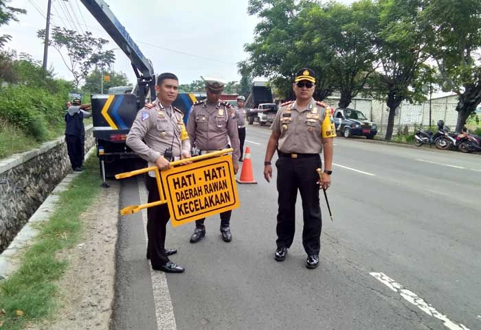 Tekan Angka Laka, Polres Tuban Pasang Rambu di Setiap PJU Tekan Angka Laka, Polres Tuban Pasang Rambu di Setiap PJU