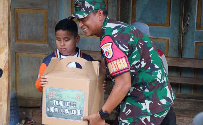 Dansatgas TMMD Ke-122 Beri Bantuan Sembako ke Penyandang Disabilitas Dansatgas TMMD Ke-122 Beri Bantuan Sembako ke Penyandang Disabilitas