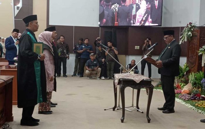 Dua Anggota DPRD Kabupaten Pasuruan Resmi Dilantik Gantikan Rusdi dan Shobih Dua Anggota DPRD Kabupaten Pasuruan Resmi Dilantik Gantikan Rusdi dan Shobih