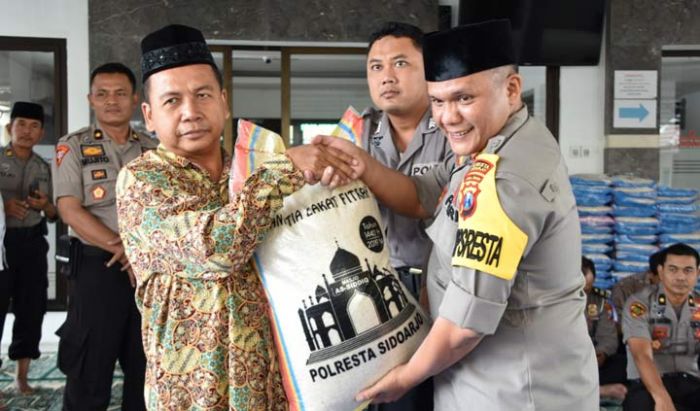 Polresta Sidoarjo Bagikan Zakat Fitrah Sebanyak 4 Ton 300 Kilogram Beras Polresta Sidoarjo Bagikan Zakat Fitrah Sebanyak 4 Ton 300 Kilogram Beras