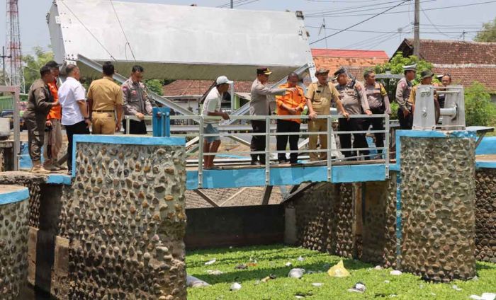 Antisipasi Bencana Jelang Musim Hujan, Kapolres Probolinggo Kota Tinjau Kesiapan EWS Antisipasi Bencana Jelang Musim Hujan, Kapolres Probolinggo Kota Tinjau Kesiapan EWS