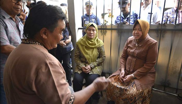 Risma Kunjungi Keluarga Petugas Linmas yang Meninggal Risma Kunjungi Keluarga Petugas Linmas yang Meninggal