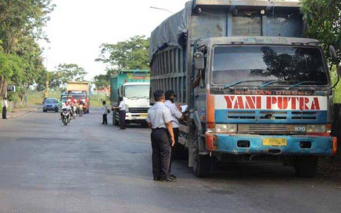 Carut Marut Aktivitas Kendaraan Besar di Gresik (4/habis), Petugas Diminta Intens Razia Carut Marut Aktivitas Kendaraan Besar di Gresik (4/habis), Petugas Diminta Intens Razia