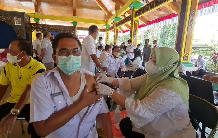 Penuhi Target 70 Persen, Pemkab Bangkalan Lakukan Vaksin Booster Bagi OPD Penuhi Target 70 Persen, Pemkab Bangkalan Lakukan Vaksin Booster Bagi OPD