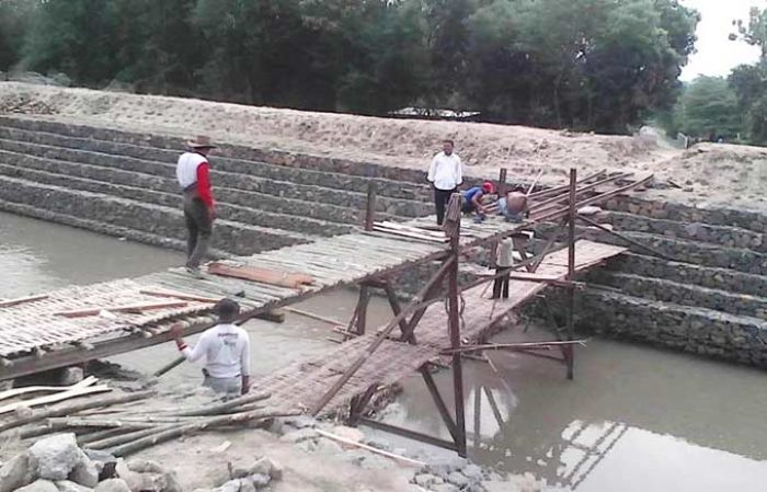 Tak Ada Perhatian dari Pemerintah, Warga Gondangmanis Jombang Swadaya Bangun Jembatan Darurat