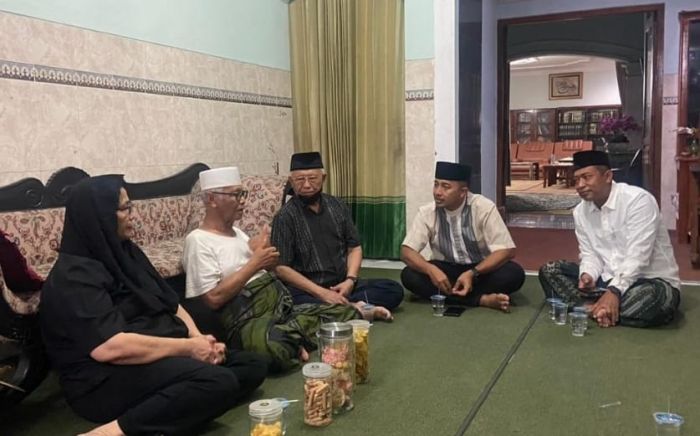 Lawat ke Rumah Duka, Pj Wali Kota Kediri Sampaikan Belasungkawa atas Berpulangnya Gus Lik Lawat ke Rumah Duka, Pj Wali Kota Kediri Sampaikan Belasungkawa atas Berpulangnya Gus Lik