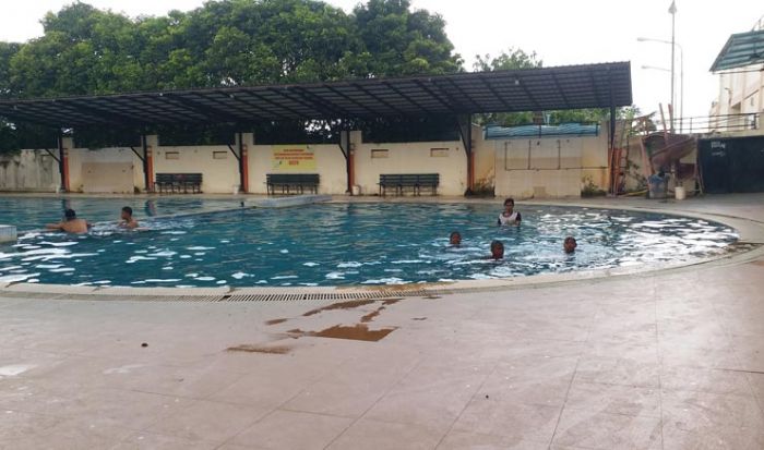 Sekolah Diliburkan, Sejumlah Bocah di Bangkalan Pilih Renang di TRK Sekolah Diliburkan, Sejumlah Bocah di Bangkalan Pilih Renang di TRK