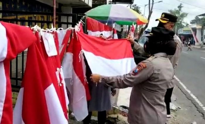 Polisi dan TNI Borong Bendera Merah Putih Pedagang Dadakan di Kota Blitar Polisi dan TNI Borong Bendera Merah Putih Pedagang Dadakan di Kota Blitar