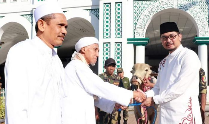 Usai Salat Ied, Wakil Wali Kota Pasuruan Serahkan Hewan Qurban Usai Salat Ied, Wakil Wali Kota Pasuruan Serahkan Hewan Qurban