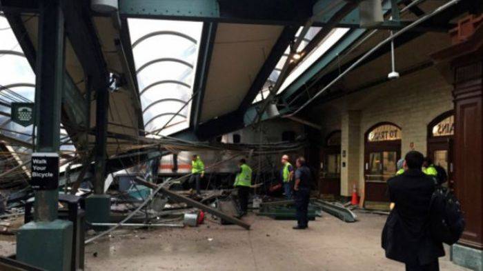 Kereta Api Hantam Stasiun, 1 Orang Tewas dan 66 Luka Kereta Api Hantam Stasiun, 1 Orang Tewas dan 66 Luka