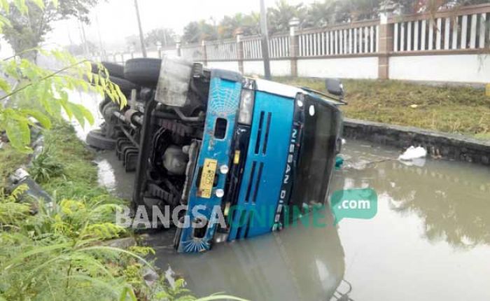 Tronton Masuk Kali Panjunan Tronton Masuk Kali Panjunan