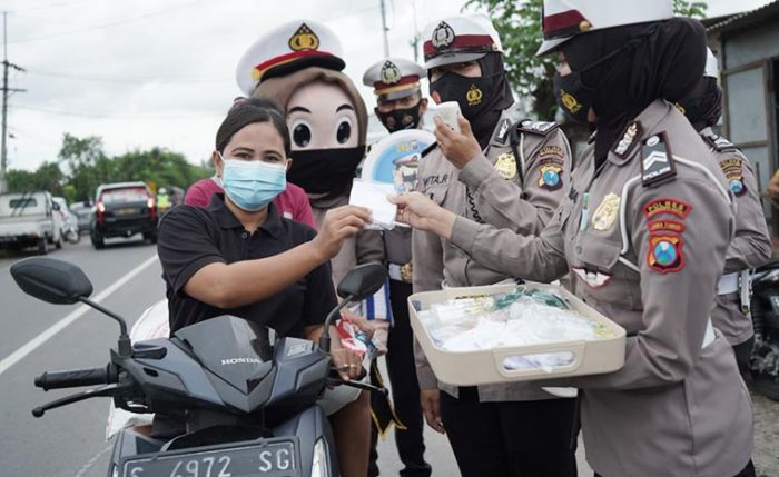 Blusukan ke Pasar, Polres Mojokerto Kota Bagikan Masker, Vitamin, dan Hand Sanitizer