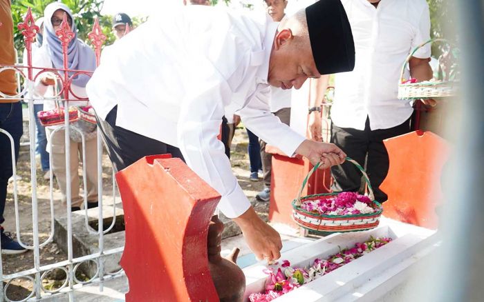 Peringati Hari Buruh, Pj Bupati Nganjuk Tabur Bunga di Makam Aktivis Buruh Marsinah Peringati Hari Buruh, Pj Bupati Nganjuk Tabur Bunga di Makam Aktivis Buruh Marsinah