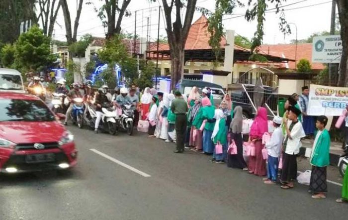 Ramadan Takjil On The Road, SMP Islam Sidoarjo Bagikan 2000 Takjil Ramadan Takjil On The Road, SMP Islam Sidoarjo Bagikan 2000 Takjil