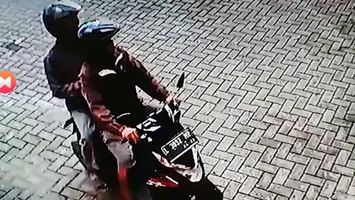 Pura-pura Beli, Dua Pria di Waru Sidoarjo Nekat Embat Tangga Lipat Pura-pura Beli, Dua Pria di Waru Sidoarjo Nekat Embat Tangga Lipat