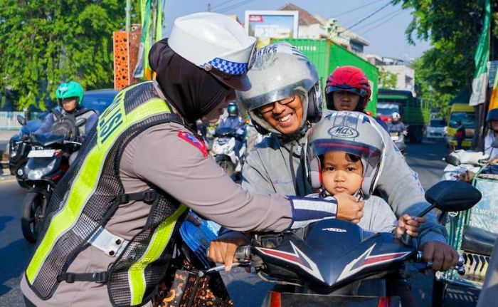Aksi Simpatik Tertib Lalu Lintas, Satlantas Polres Pasuruan Bagikan Helm SNI ke Pelanggar Roda 2 Aksi Simpatik Tertib Lalu Lintas, Satlantas Polres Pasuruan Bagikan Helm SNI ke Pelanggar Roda 2