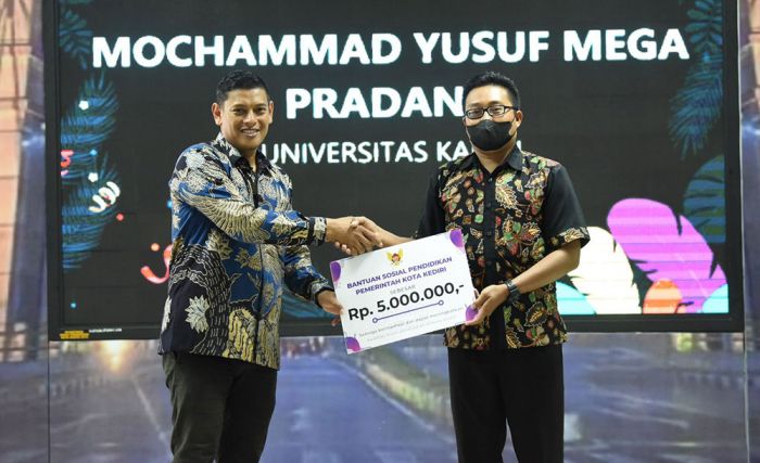 Bangganya Hendra Saat Wakili Sang Adik Terima Bansos Pendidikan dari Wali Kota Kediri Bangganya Hendra Saat Wakili Sang Adik Terima Bansos Pendidikan dari Wali Kota Kediri