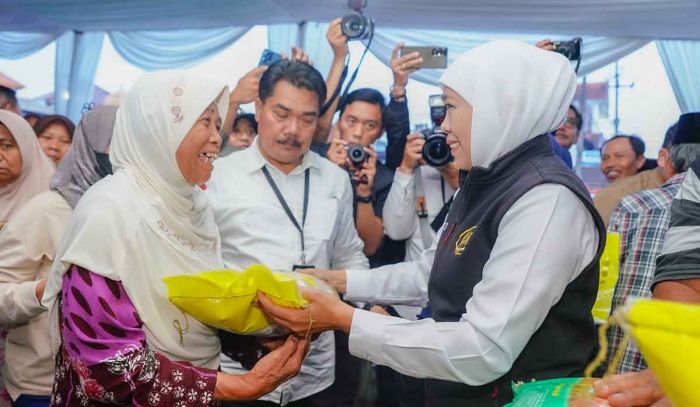 Gubernur Khofifah Gelar Pasar Murah di Pacet, Warga Antusias Borong Sembako