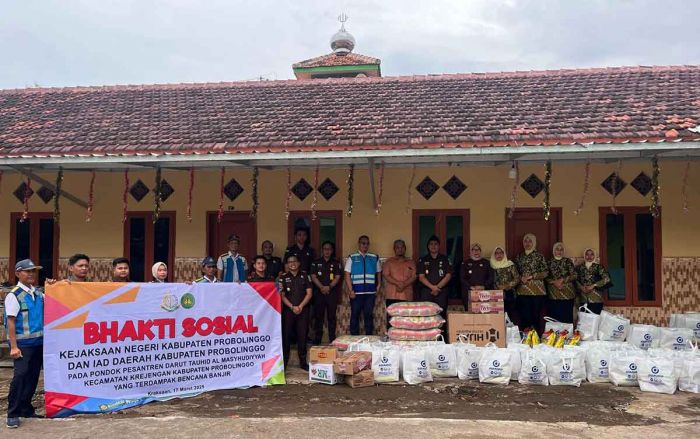 Terdampak Banjir, Kejari Kabupaten Probolinggo Salurkan Bantuan ke Ponpes Darut Tauhid Terdampak Banjir, Kejari Kabupaten Probolinggo Salurkan Bantuan ke Ponpes Darut Tauhid