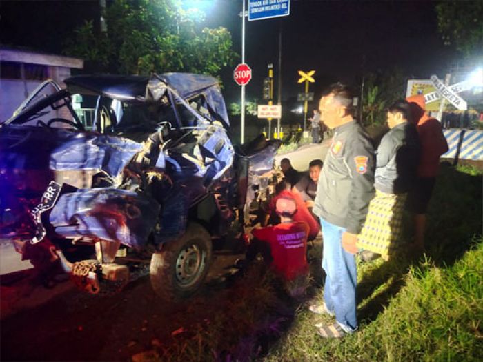 Mesin Tiba-Tiba Mati, Pikap Tertabrak KA Rapih Dhoho di Ngadiluwih Kediri, Penumpang Selamat