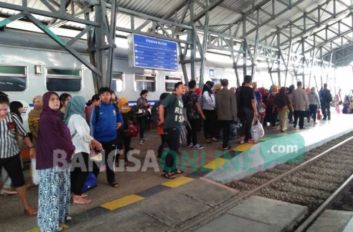 Tiket Kereta Api Jakarta-Blitar H-7 Lebaran Ludes Terjual Tiket Kereta Api Jakarta-Blitar H-7 Lebaran Ludes Terjual