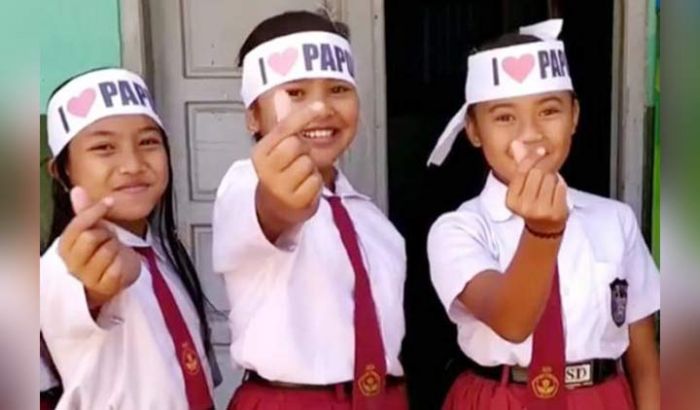 ASN dan Pelajar di Blitar Kompak Kenakan Atribut Cinta Papua ASN dan Pelajar di Blitar Kompak Kenakan Atribut Cinta Papua