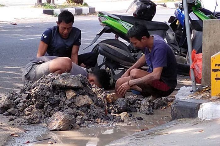 Perumda Air Minum Lamongan Gerak Cepat Tangani Pipa Bocor di Depan Rumdin Sekda Perumda Air Minum Lamongan Gerak Cepat Tangani Pipa Bocor di Depan Rumdin Sekda