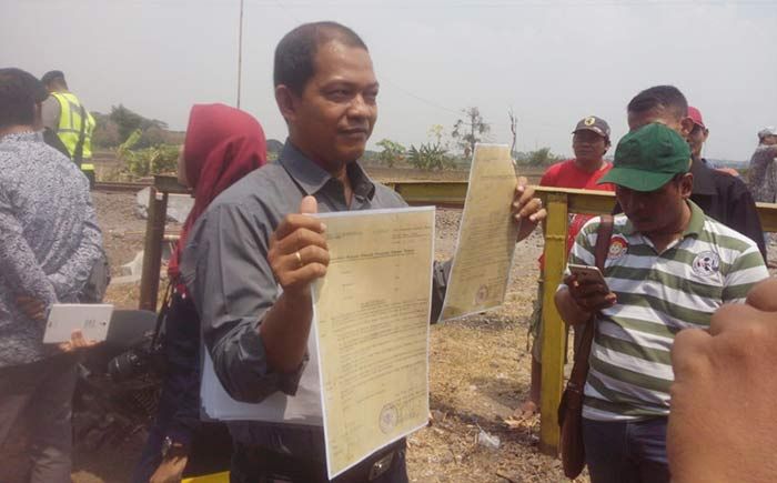 Petugas Pengadilan Sidoarjo Tinjau Lokasi Kasus Sengketa Lahan yang Diklaim Aset Desa Gilang Petugas Pengadilan Sidoarjo Tinjau Lokasi Kasus Sengketa Lahan yang Diklaim Aset Desa Gilang