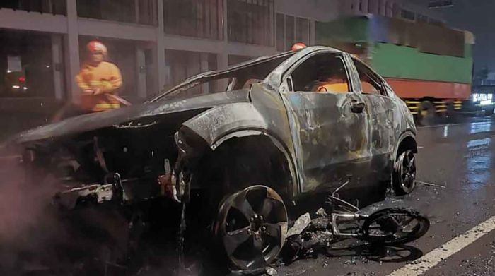 Terlibat Kecelakaan di Driyorejo Gresik, 2 Kendaraan Hangus Terbakar