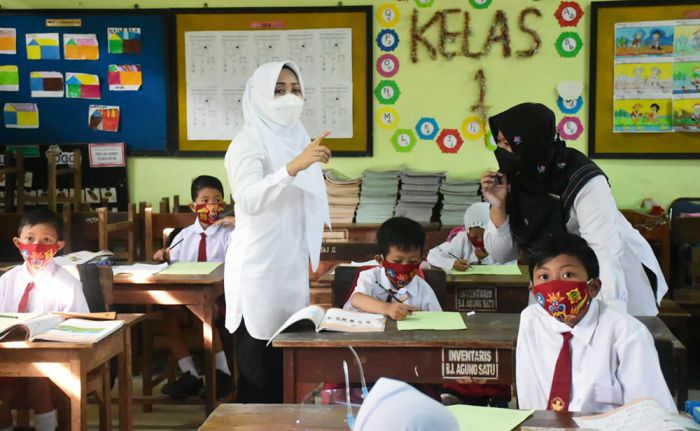 Bupati Ikfina Pantau PTM Terbatas di Tiga Sekolah, SD-SMP Dibagi 50%, TK Dibatasi 33%