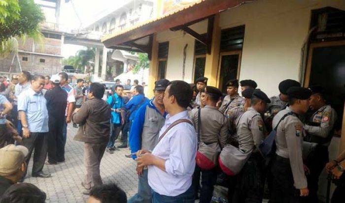 Ketua Panwas Gresik Disandera, Lepaskan Pelaku yang Diduga Terlibat Money Politics Ketua Panwas Gresik Disandera, Lepaskan Pelaku yang Diduga Terlibat Money Politics