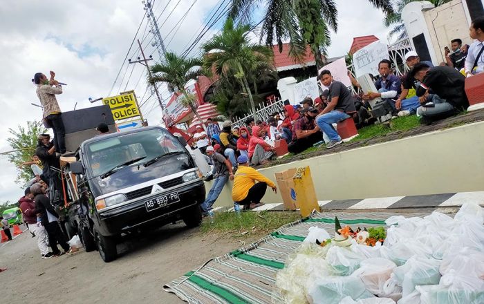 Aksi Selamatkan Polres Blitar Digelar, Massa Gelar Unjuk Rasa dan Kenduri Tuntut Kapolres Mundur Aksi Selamatkan Polres Blitar Digelar, Massa Gelar Unjuk Rasa dan Kenduri Tuntut Kapolres Mundur