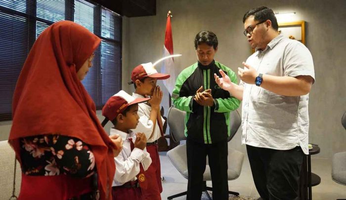 Bupati Kediri Apresiasi Kejujuran Driver Ojol yang Temukan Uang Jutaan Rupiah di Jalanan Bupati Kediri Apresiasi Kejujuran Driver Ojol yang Temukan Uang Jutaan Rupiah di Jalanan