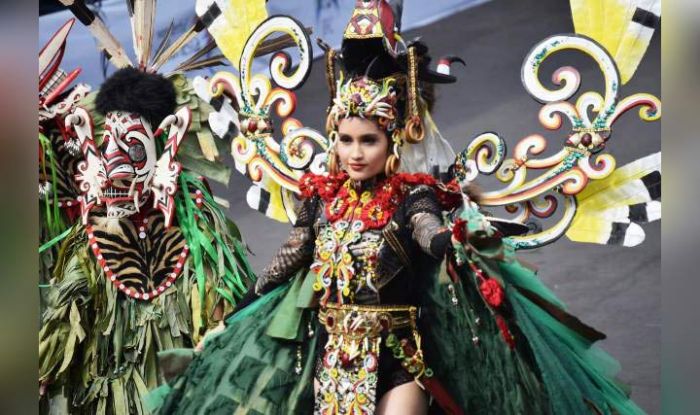 Tampil Seksi dengan Balutan Busana Hudoq, Cinta Laura Meriahkan JFC Tampil Seksi dengan Balutan Busana Hudoq, Cinta Laura Meriahkan JFC