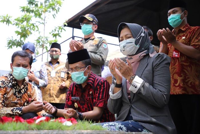 Awali Rangkaian HUT ke-19, Dewanti Ziarah ke Makam Mantan Wali Kota Batu Awali Rangkaian HUT ke-19, Dewanti Ziarah ke Makam Mantan Wali Kota Batu