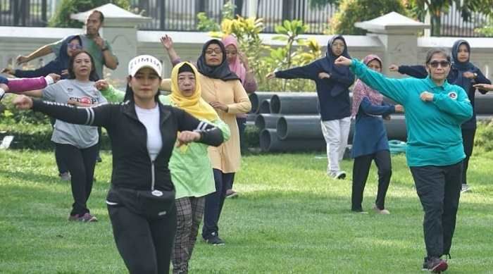 Jaga Kebugaran Tubuh dan Ajang Pererat Silaturahmi, Pj Wali Kota Kediri Ajak Senam Bersama ASN Jaga Kebugaran Tubuh dan Ajang Pererat Silaturahmi, Pj Wali Kota Kediri Ajak Senam Bersama ASN