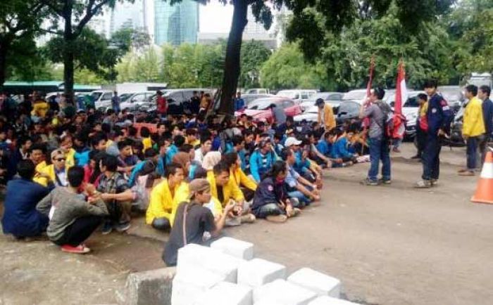 Adian Napitupulu Bantah Gerakkan Mahasiswa, Gerindra Desak Polisi Usut Pelaku Demo di Kediaman SBY Adian Napitupulu Bantah Gerakkan Mahasiswa, Gerindra Desak Polisi Usut Pelaku Demo di Kediaman SBY