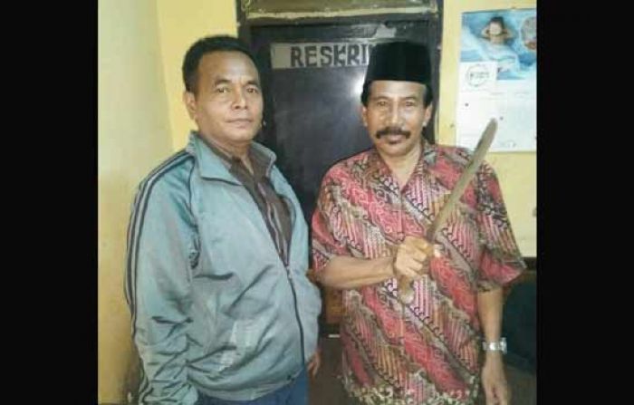 Mantan Kasi Pelayanan Umum Desa Sidokepung Ditangkap, Mondar Mandir di Balai Desa Bawa Golok Mantan Kasi Pelayanan Umum Desa Sidokepung Ditangkap, Mondar Mandir di Balai Desa Bawa Golok